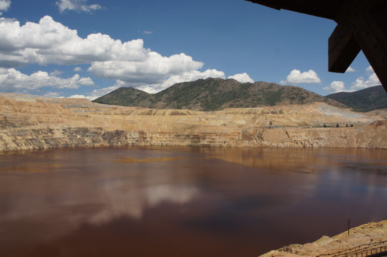 “Agua ácida, futuro dorado: cómo EE.UU. convierte su contaminación en soberanía tecnológica”